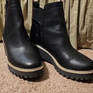 Dolce Vita Black Ankle Boots with Chunky Sole and Modern Design